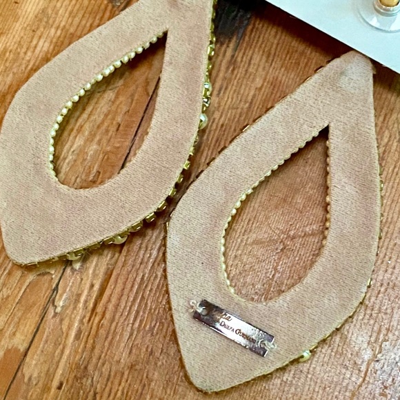 🌺🎉HP🎉🌺 NWT Deepa Gurnani Pearl & Crystal Hoop Chandeliers - Picture 16 of 16